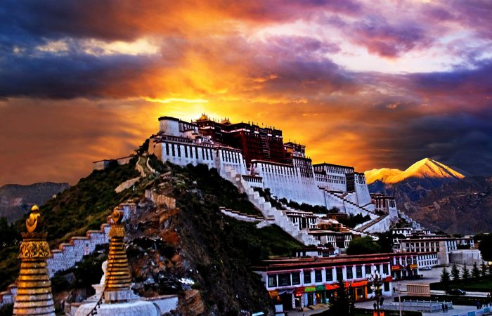 banner-china-tour-with-panda-holding-and-tibet-exploring