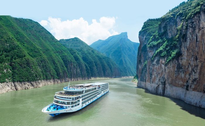 century paragon cruise at qutang gorge_2