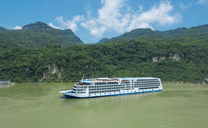 century paragon cruise at xiling gorge_2